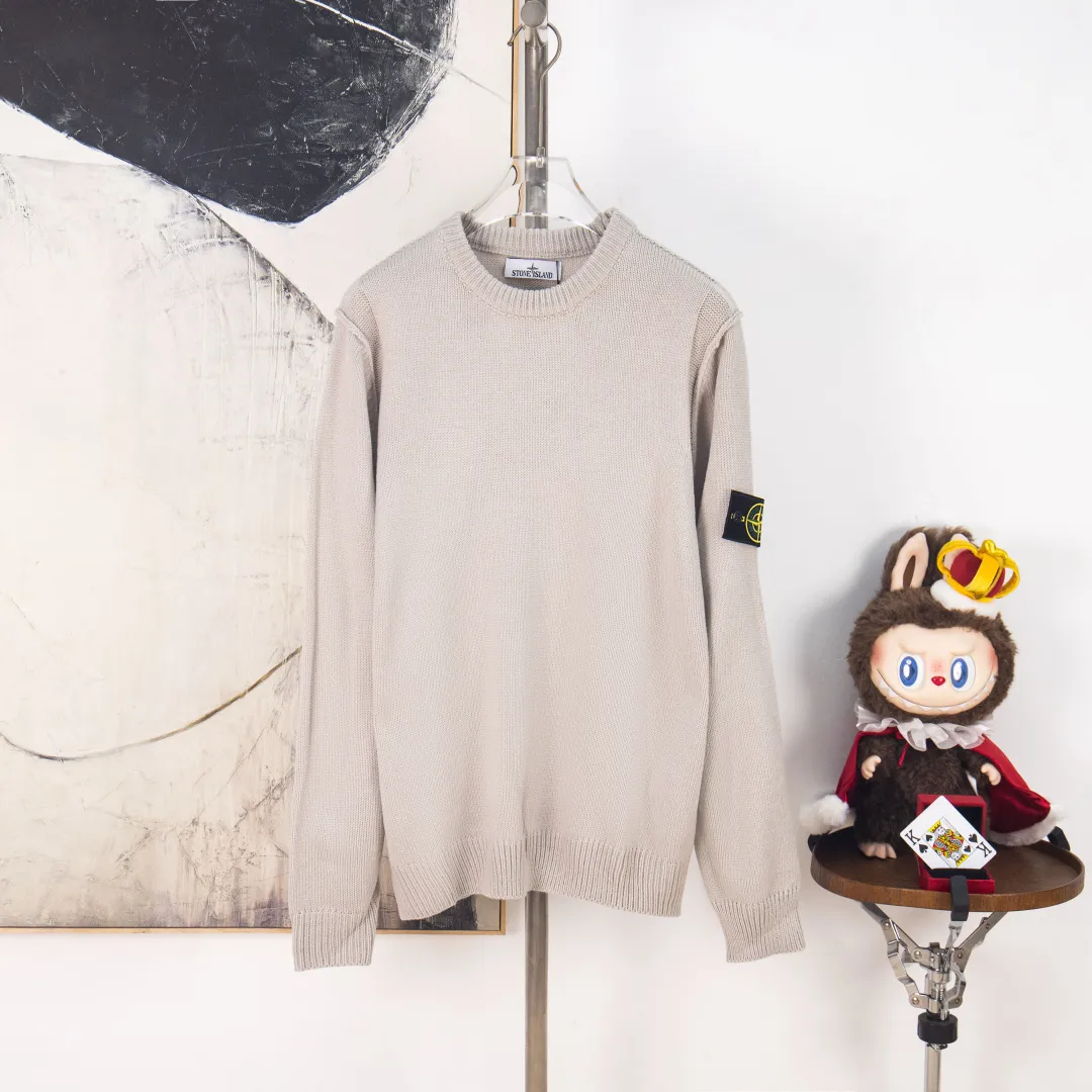 P440 zp version [exclusive supply] Stonelsland Stone Island arm embroidered logo sweater Fabric: 30% wool, 50% cotton, 20% spandex. Accessories: The arm embroidery logo is made of double-layer soft leather, with embroidery logo technology on the surface and embellishment with the brand logo. Comes with laser engraved metal buttons. Process: garment washing-fixing color-fixing pattern-removing wool impurities. This style is woven with a 7-needle imported machine, with knitted threads on the neck and hem, and embroidered logos on the arms to present the brand vision.  Accessories: Customized 1:1 washed trademark Accessories: Customized 1:1 embroidery label Accessories: Customized 1:1 lettering buttons Color: Black Gray Size: S M L XL Number: XS10936